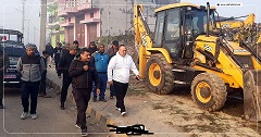 अतिक्रमण हटाउन मेयर सिंह सडकमा